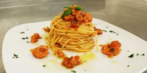 Piatti di pesce raffinati sul trabocco